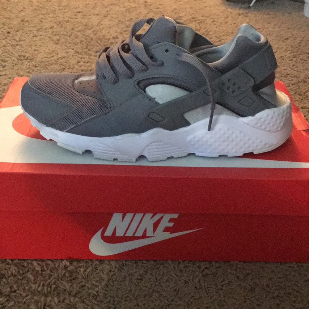 grey & white nike huaraches ☝🏼